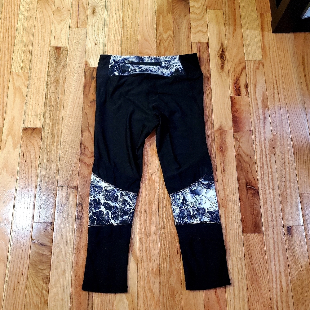 NWOT Cropped Print Leggings